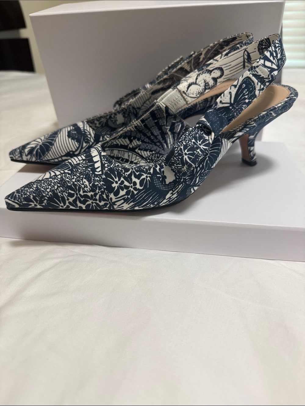 Dior Toile de Jouy Slingback Pointed-Toe Kitten Heel (Navy & White). Size 40.5
